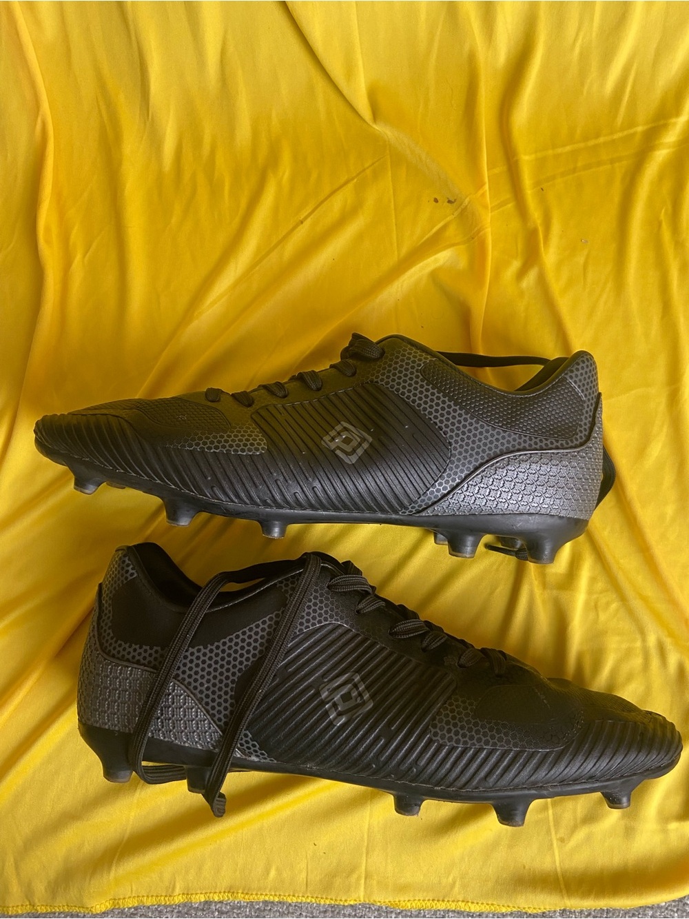 Men's Black Soccer Cleats - Lightweight Performance Dream Pairs size 12